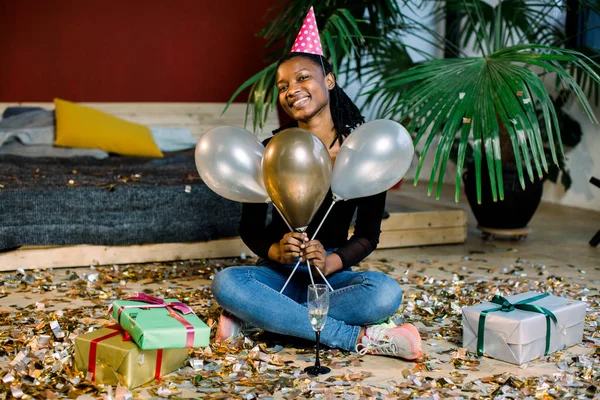 Menina Afro Americana Engraçada Chapéu Aniversário Com Balões Sentado Chão — Fotografia de Stock