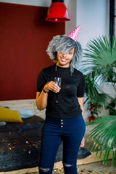 Doğum Günün Kutlu Olsun Kız Ile Konfeti Şampanya Partisi Portre — Stok fotoğraf