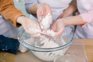 Büyük anne ve kızları un onların elinde tutmak, bir onların mutfakta hazırlayın