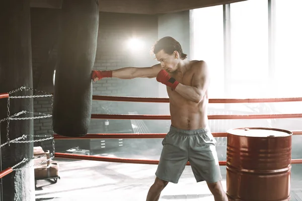 Perfuração boxer no anel de boxe, preto bacground, foto horizontal — Fotografia de Stock