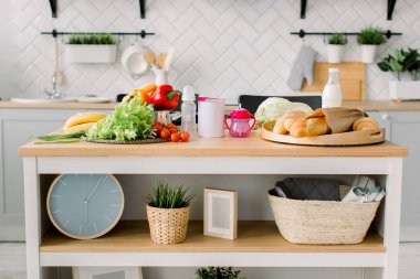 Taze ürünleri, sebze, meyve, bebek maması tablo ve mutfak iç bulanık görünümü arka plan üzerinde. Yeni modern mutfak iç