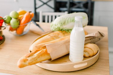 Ahşap masa mutfak arka plan, sebze, meyve, ekmek, süt, dengeli bir diyet, vejetaryen yemek kavramı farklı gıdalar kümesi