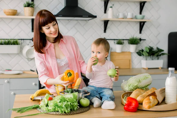 Anya a lányával, a konyhában, egészséges étel friss zöldségekkel, otthon, szülői életmód — Stock Fotó