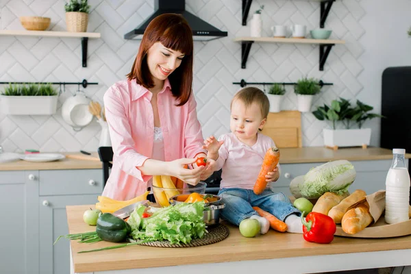 Anya saláta készül a vacsora, és bemutatja a paradicsom gyerek konyha — Stock Fotó