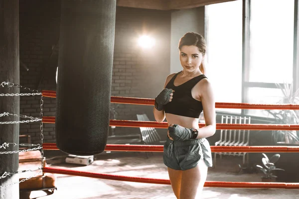 Fechar um treino de pugilista dentro de um ringue de boxe. Boxer praticando seus movimentos em um estúdio de boxe . — Fotografia de Stock