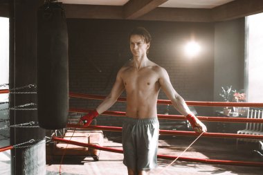 Genç atletik eğitim ile ip atlama spor boks ringde ısınma adam. Spor, sağlıklı yaşam tarzı, boks konsepti