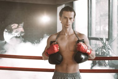 Kas yakışıklı boksör boks halka arka plan üzerinde rahatlatıcı portresi