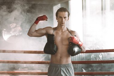 Kas yakışıklı boksör boks halka arka plan üzerinde rahatlatıcı portresi