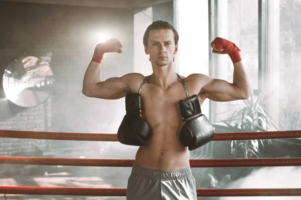 Retrato de boxer bonito muscular relaxante no fundo do anel de boxe — Fotografia de Stock