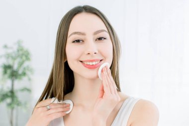 Ev yüz bakımı. Mükemmel taze cilt. Güzel yüz genç kadın kaldırma makyaj. Kadın el ile pamuk yastık. Temiz pamuk ile cilt. Cilt bakım kavramı