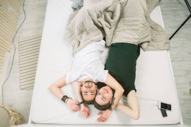 Mutlu gay çift evde yatakta yatıyordu. İnsanlar, eşcinsellik, Eşcinsel aile, Eşcinsel ilişkiler kavramı.