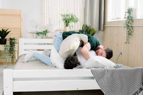 Gambar menunjukkan pasangan gay bahagia memiliki perkelahian bantal — Stok Foto