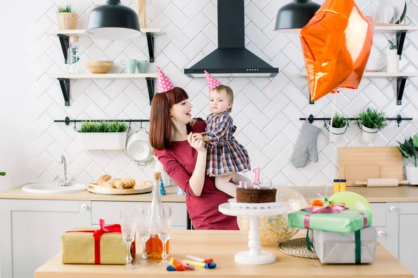A gyermekek boldog születésnapot. anya, baby lánya, lufi, torta, ajándékok — Stock Fotó