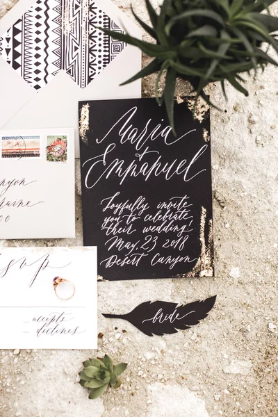 Cartões de convite de casamento Papéis em estilo rústico, boho, Deitado na areia, Decorar com folhas, suculentas. Cartões de convite de casamento, envelopes de artesanato. Vista aérea. Deitado plano, vista superior — Fotografia de Stock