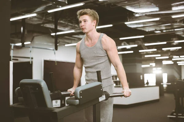 Sterke gespierde bodybuilder oefening op balken in de sportschool doet. Deel van fitness lichaam. Sport en fitness. De man van de fitness in de sportschool. Fitnesstraining — Stockfoto