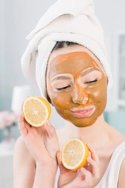 Jonge gezonde vrouw in spa het maken van behandelingen en gezicht modder masker. — Stockfoto