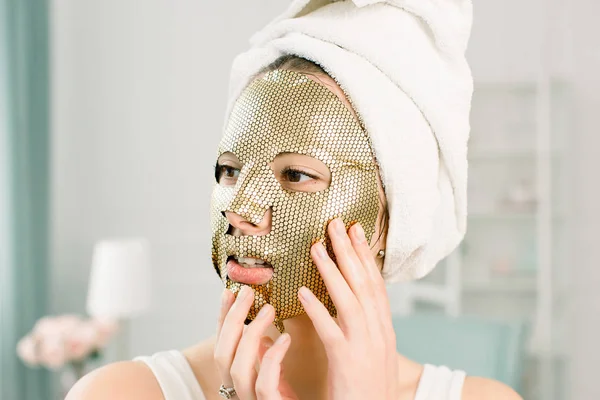 Kozmetikai eljárás, portré gyönyörű női modell Golden Face termék friss bőr. Bőrápolás koncepció — Stock Fotó