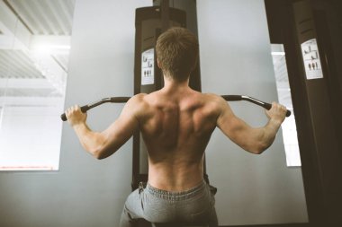 Yakışıklı güç atletik adam eğitim arka kasları kadar pompalama spor salonunda çekin. Güçlü vücut geliştirmeci spor salonunda antrenman lar, sırtını eğiten. Atletik adam kasları egzersiz vücut geliştirme kavramı kadar pompalama