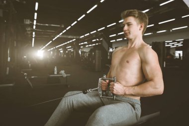 Spor. Yakışıklı adam egzersiz yapıyor. Kas adam triceps egzersizleri yapıyor spor salonunda çalışma, güçlü erkek çıplak gövde abs