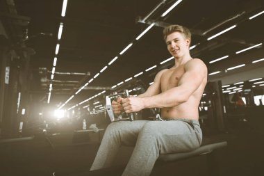 Spor. Yakışıklı adam egzersiz yapıyor. Kas adam triceps egzersizleri yapıyor spor salonunda çalışma, güçlü erkek çıplak gövde abs