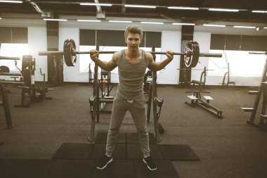 Halter ile spor salonu eğitimi kaslar ile iyi fiziksel durumda yakışıklı adam