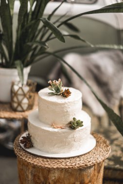 Çiçek ve sulu, Vintage tarzı ile zarif beyaz düğün pastası. Rustik tarzda düğün pastası