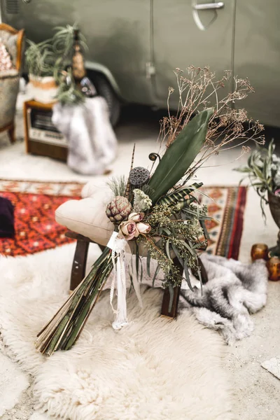 Elegante buquê de casamento boho rústico deitado na areia no fundo de decorações rústicas. Casamento no deserto, desfiladeiro — Fotografia de Stock