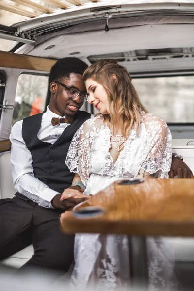 Amor Hippie Feliz Pareja Joven Hombre Africano Mujer Caucásica Que — Foto de Stock