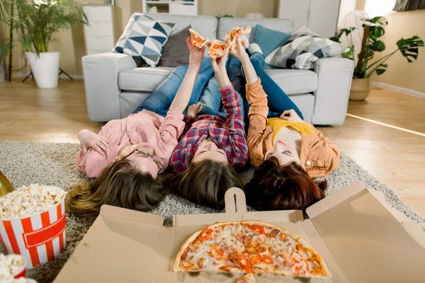 피자 배달, 여성 파티. 점심, 피자, 팝콘, 와인을 먹는 행복한 세 여자, 집에서, 작물, 클로즈업 — 스톡 사진