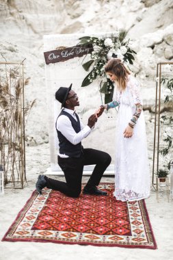 Çok etnik çift gelin ve damat açık havada. düğün töreni. düğün kemeri. Boho düğünü. boho tarzı. Mutlu. Mutluluk. Rüya