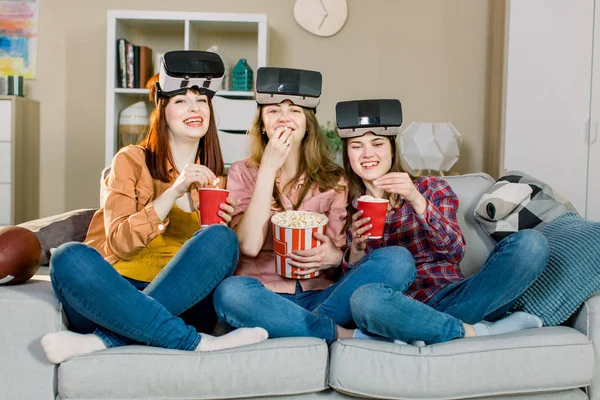 Technologie, Virtual Reality, cyberspace, entertainment en People concept-gelukkige jonge vrouwen met Virtual Reality headset of 3D-bril zittend op de Bank thuis — Stockfoto