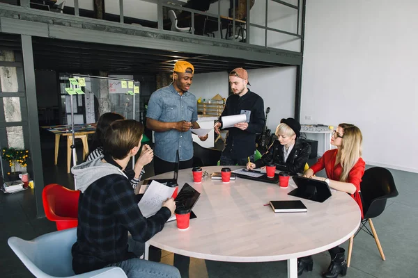 Kreative sechs junge multirationale Geschäftsleute und Architekten im Büro — Stockfoto