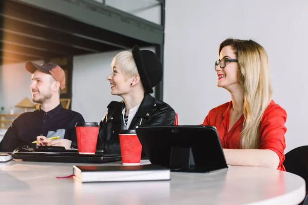 Setkání kreativní agentury-skupina obchodních osob v příležitostné konverzaci při konferenci v kanceláři a tleskání během řeči — Stock fotografie