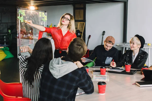 Multiracionális fiatal kreatív emberek a modern irodában. Fiatal üzletemberek csoportja dolgozik együtt laptop, tablet, okostelefon, notebook. Sikeres hipszter csapat a coworking. Szabadúszók. — Stock Fotó