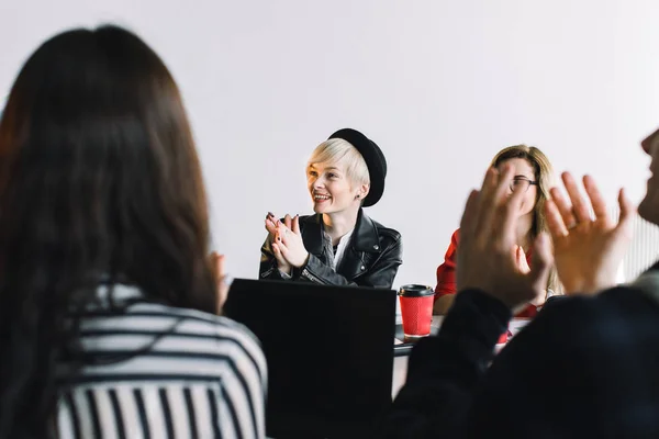 Kreativ byrå möte-grupp av affärsfolk i casual Wear pratar under konferens på kontoret och applåderar under tal — Stockfoto