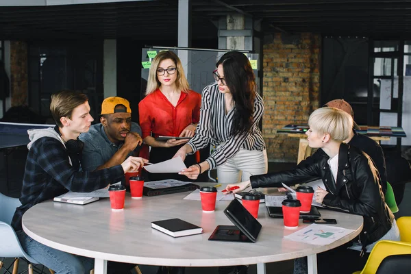 Multietniska olika grupp av kreativa team, casual affärs män, eller hög Skole studenter i strategiskt möte eller projekt brainstorma diskussion på kontoret, med hjälp av tabletter. Startup-eller Teamwork-koncept. — Stockfoto