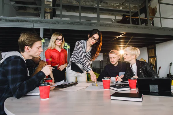 Team av unga affärs män använder teknik i ett informellt möte engagerade i arkitekt design. Internationella studenter lär sig tillsammans i universitets biblioteket. Konceptet med lyckad start — Stockfoto