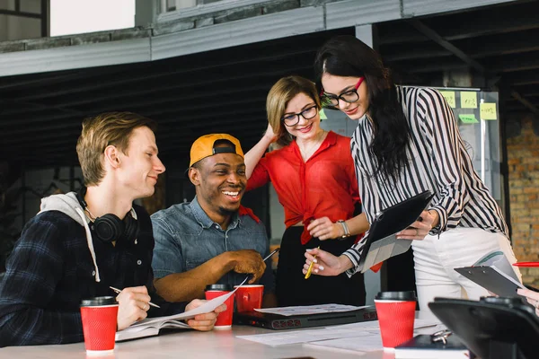 Unga kreativa människor i modern kontors kultur. Grupp av unga affärs män arbetar tillsammans med laptop, tablett, smart telefon, antecknings bok. Framgångs rikt hipster-team i samarbete. — Stockfoto