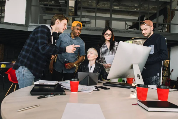 Jovens seis pessoas trabalhando em ambiente positivo no escritório loft, mulher sentada à mesa e usando computador — Fotografia de Stock