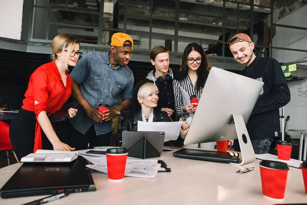 Grupp unga sex affärsfolk och mjukvaruutvecklare i casual outfit arbetar som ett team i Loft Office — Stockfoto