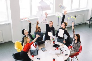 Güzel çekici güzel yakışıklı neşeli executive managers kolları ile kapalı endüstriyel çatı iç işyerinde rahat oturan giyen üst görünümü