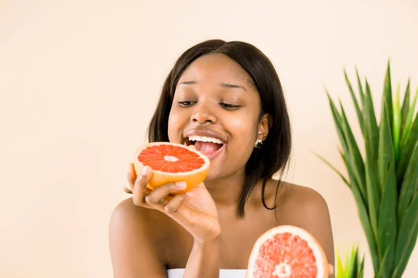 Vicces portré fiatal afro-amerikai nő grapefruit fehér háttér — Stock Fotó