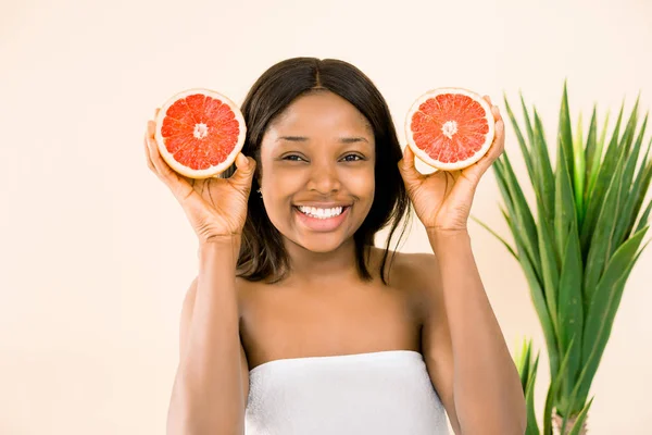 Szépség afro nő, narancs citrus grapefruit, egészséges bőrtest, izolált fehér háttér. Vonzó friss vitamin. Stúdiófelvétel. Lemezterület másolása — Stock Fotó