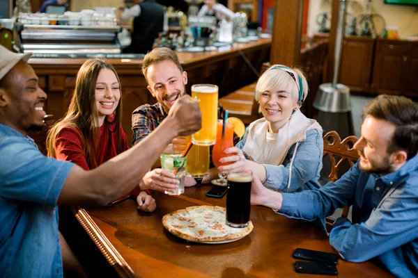 Bir kafede eğlenen, pizza yiyen, içki içen, kokteyller içen, meyve suyu içen beş gençle dolu bir şirket. En iyi arkadaşlarla tanışmak — Stok fotoğraf