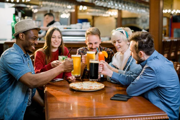 Mutlu çok ırklı arkadaşlar pizza yiyor, kafede birlikte yemek yiyor, şakaya gülüyor, komik haberler, toplantıda birlikte eğleniyorlar, heyecanlı iş arkadaşları öğle yemeğinde yemek paylaşıyor, birlikte takılıyorum. — Stok fotoğraf