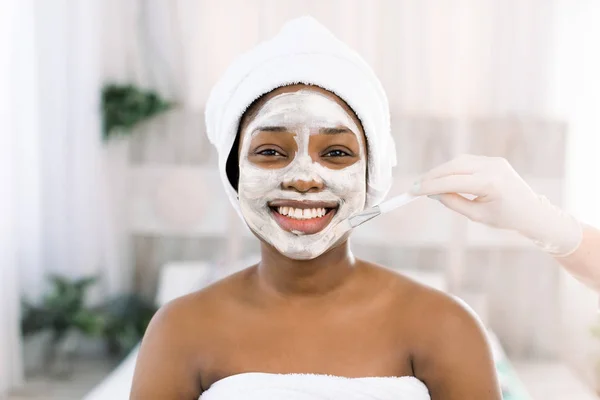 Wanita muda Afrika di Studio melakukan perawatan tubuh dengan masker wajah menyegarkan untuk kulit muda dan cantik dan relaksasi — Stok Foto