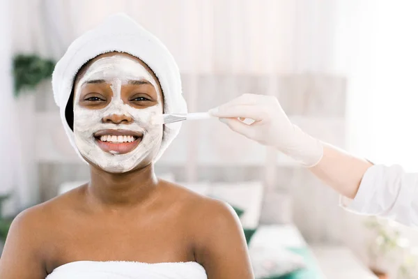 Wanita muda Afrika di Studio melakukan perawatan tubuh dengan masker wajah menyegarkan untuk kulit muda dan cantik dan relaksasi — Stok Foto