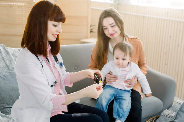 Little Baby Girl accepterar att dricka medicin sirap med sked från husläkare hemma. — Stockfoto