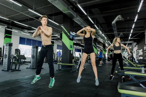 피트니스, 스포츠, 훈련, 체육관 및 라이프 스타일 개념 - 체육관에서 운동하는 미소 짓는 사람들의 그룹, 스쿼트 — 스톡 사진