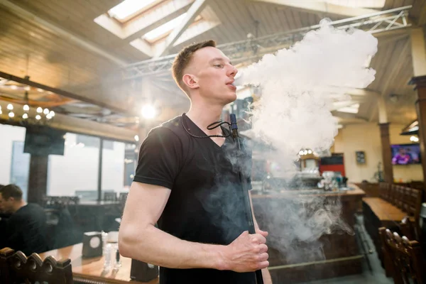 Um homem prepara o narguilé Sisha no bar do narguilé. Preparação de tabaco . — Fotografia de Stock